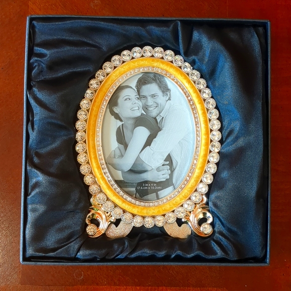 NWTs Standing Oval Picture Frame 3 inch X 4 inch - Picture 4 of 5